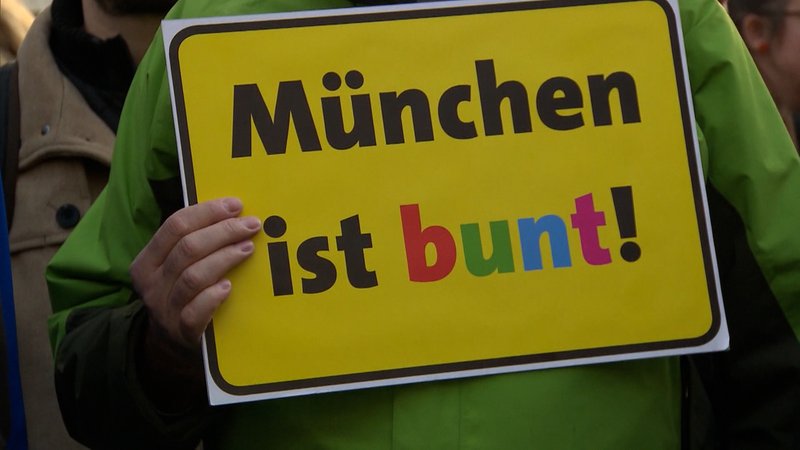 Schildt mit Aufschrift "München ist bunt!"
