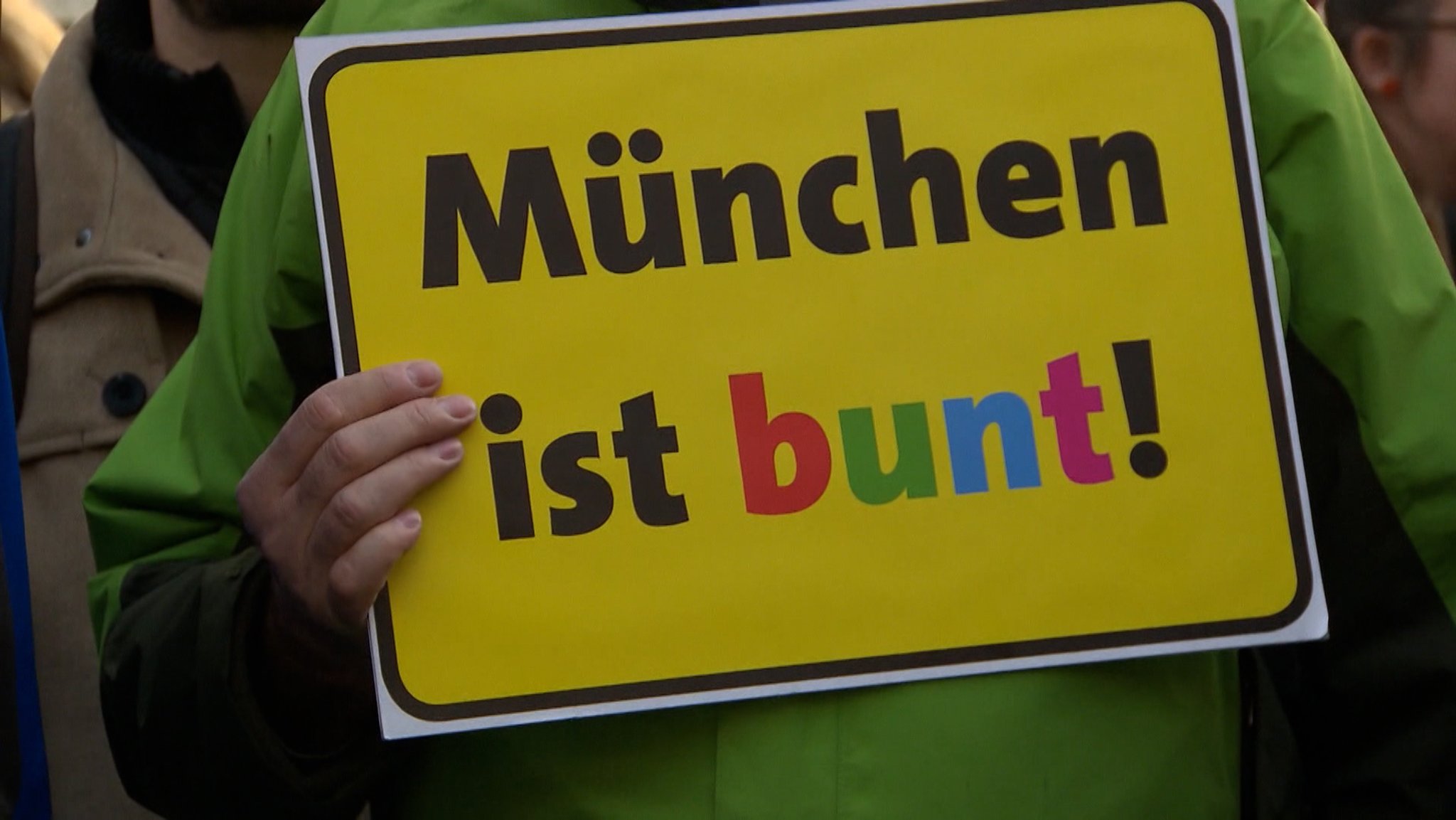 Schildt mit Aufschrift "München ist bunt!"