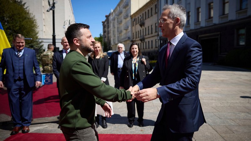 Überraschungsbesuch in Kiew: Stoltenberg kündigt mehr Waffen an | Bild: dpa-Bildfunk Überraschungsbesuch in Kiew: Stoltenberg kündigt mehr Waffen an