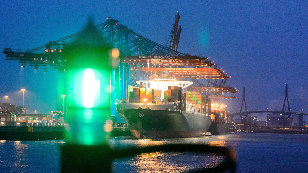 Eine grüne Positionsleuchte ist im Hafen in Hamburg vor den Containerterminals Burchardkai und Eurogate zu sehen.