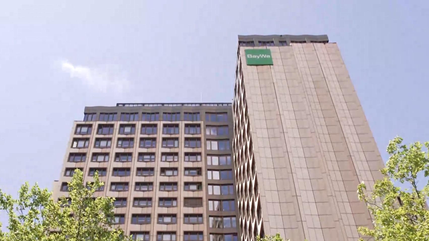 Im Bild: Die Zentrale des Konzerns in München. Die Baywa ist 2024 knapp der Insolvenz entgangen. Die BR-Redaktion mehr/wert hat exklusiv mit dem langjährigen Vorstandschef der BayWa, Klaus Lutz, gesprochen und ging der Frage nach, wer verantwortlich ist für die Krise.