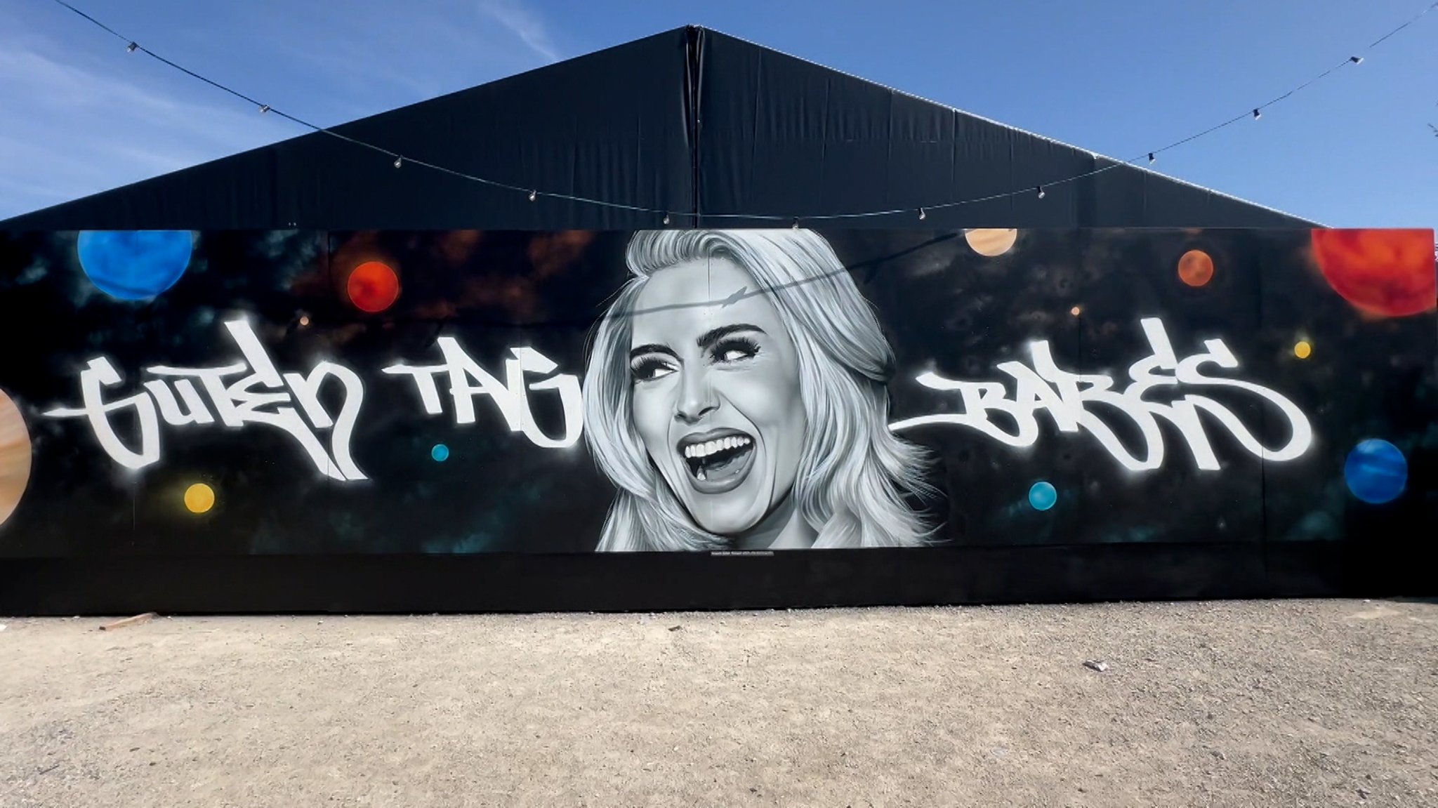 Adele-Graffito wird zum Foto-Hotspot