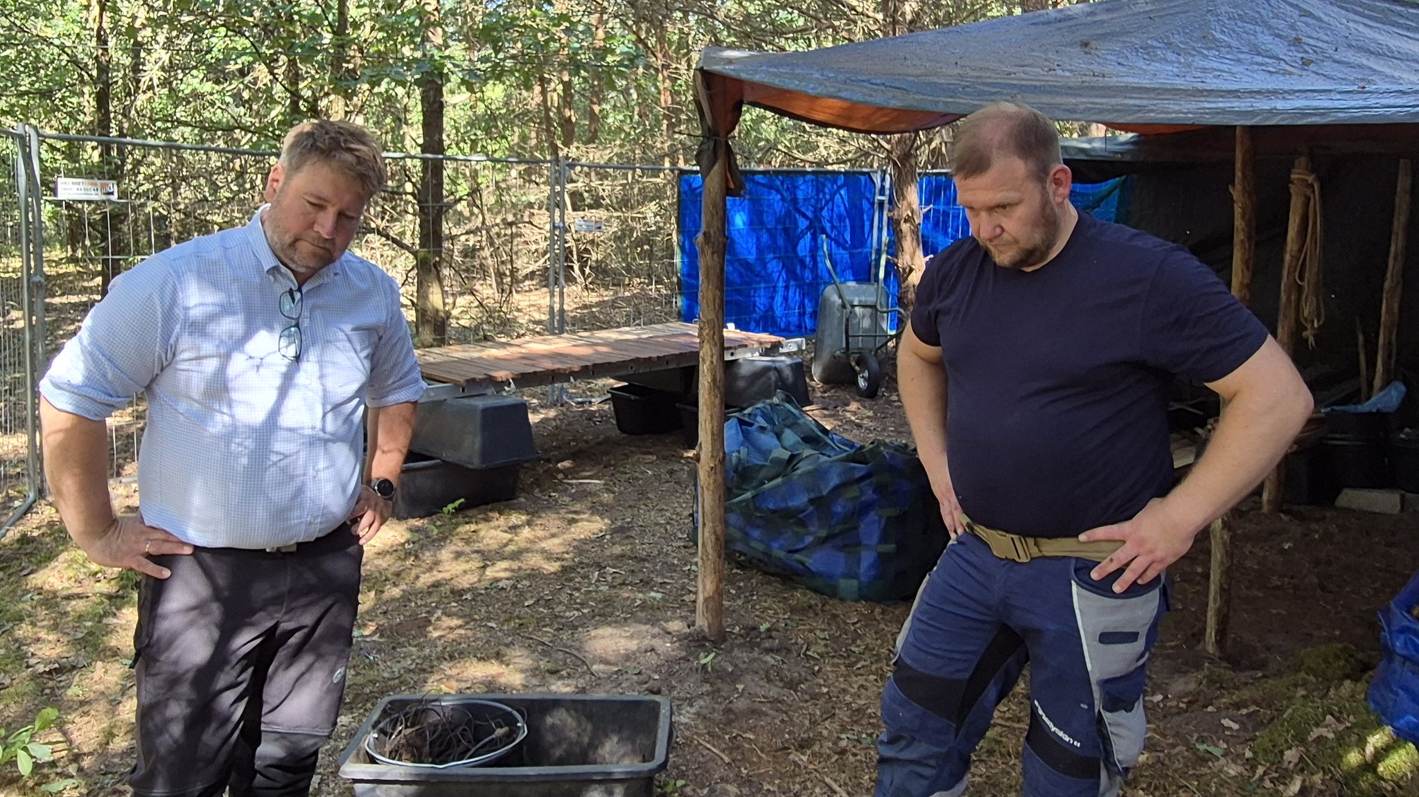 Johannes Wurm (links) und Benjamin Prüfer im Tennenloher Forst | Bild: BR/Martin Hähnlein Johannes Wurm (links) und Benjamin Prüfer im Tennenloher Forst
