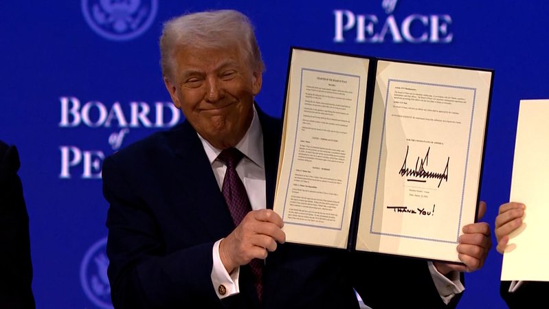 Trump gründet in Davos "Friedensrat" | Bild: BR Trump gründet in Davos "Friedensrat"