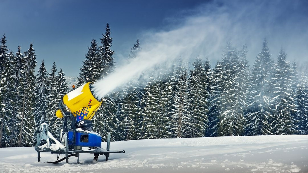 Eine Schneekanone im Winter (Symbolbild): Erste Skigebiete im Bayerwald starten am Wochenende in die Saison.