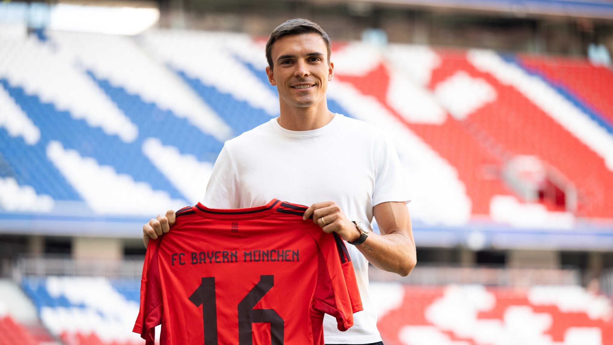 Joao Palhinha steht während seiner Vorstellung als Neuzugang beim Bundesligisten FC Bayern München in der Allianz Arena.