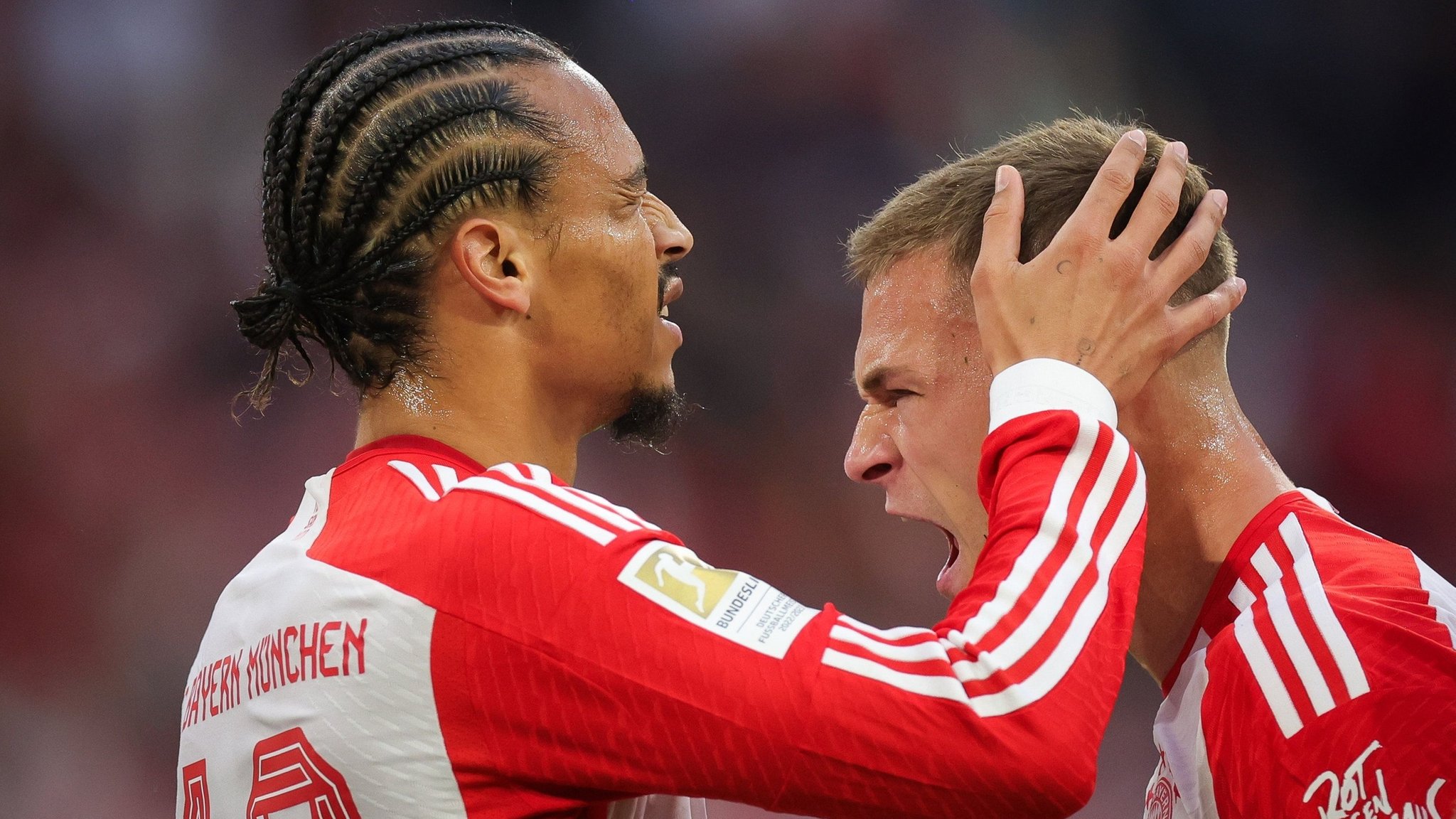 Leroy Sane (l) feiert sein Tor zum 2:0 mit Joshua Kimmich. 