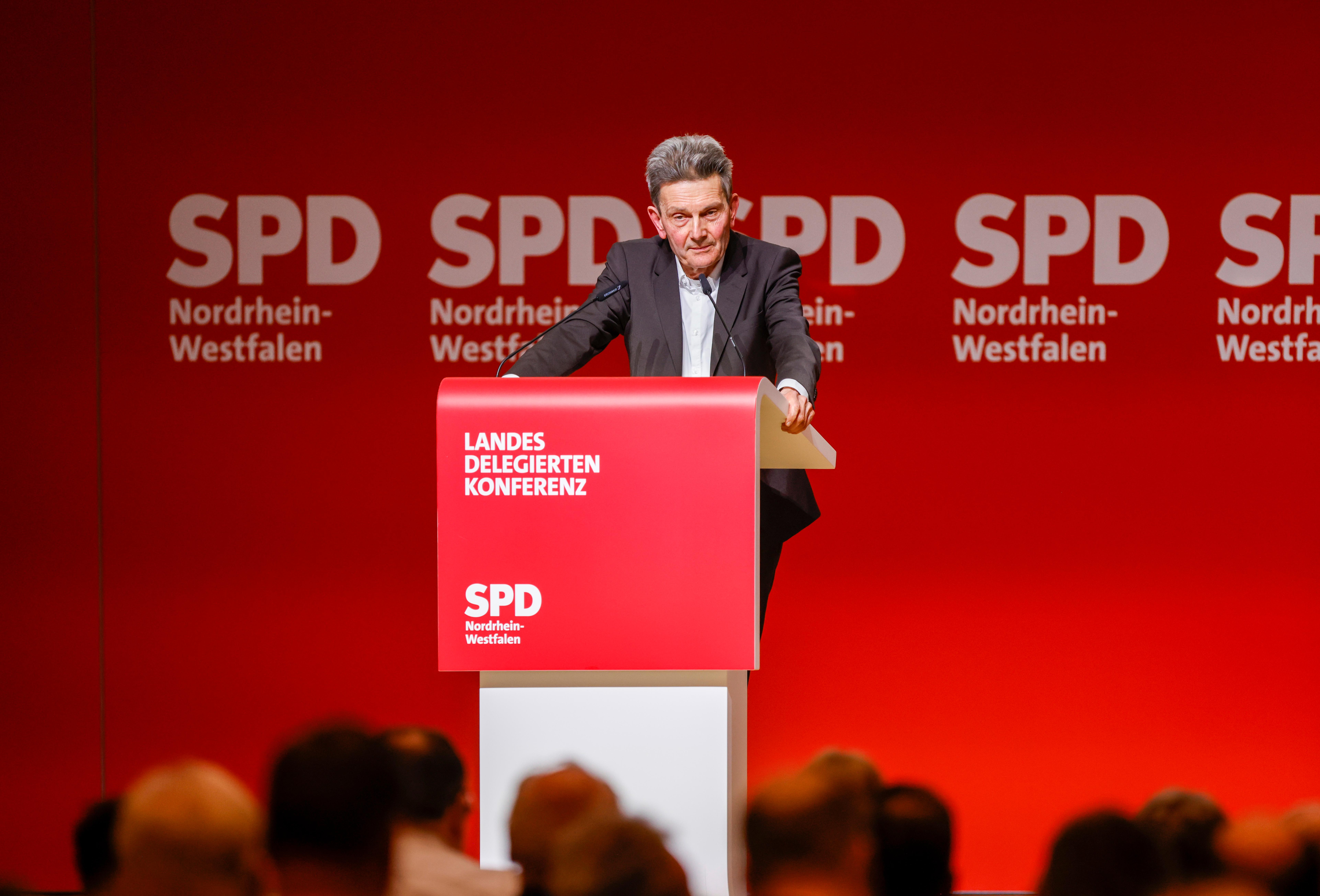 Rolf Mützenich (SPD), Vorsitzender der SPD-Bundestagsfraktion, spricht bei einer nordrhein-westfälischen Landesdelegiertenkonferenz. 
