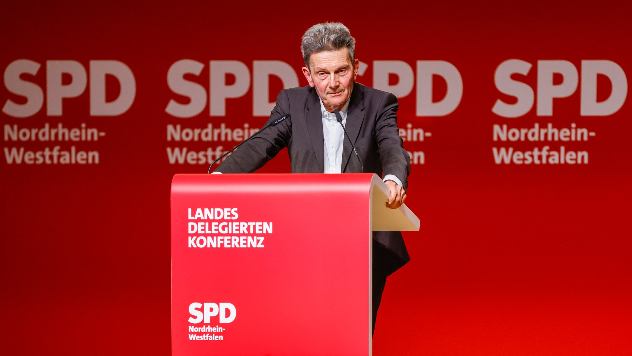 Rolf Mützenich (SPD), Vorsitzender der SPD-Bundestagsfraktion, spricht bei einer nordrhein-westfälischen Landesdelegiertenkonferenz. 