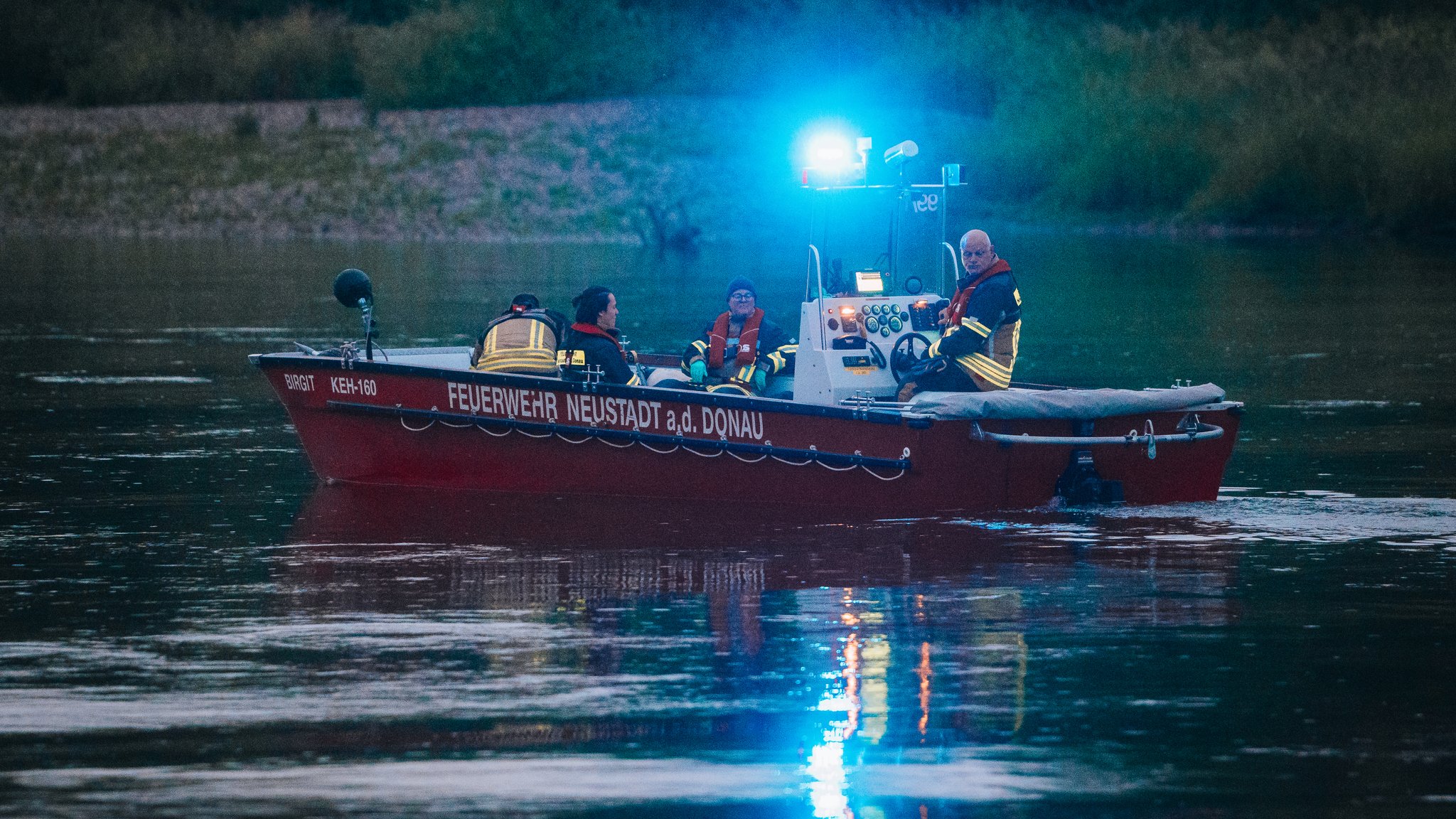 Die Feuerwehr Neustadt an der Donau kontrolliert die Donau | Bild: NEWS5 / Sebastian Pieknik Die Feuerwehr Neustadt an der Donau kontrolliert die Donau
