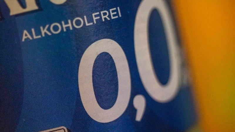 Alkoholfrei 0,0 steht auf dem Etikett einer Flasche. 