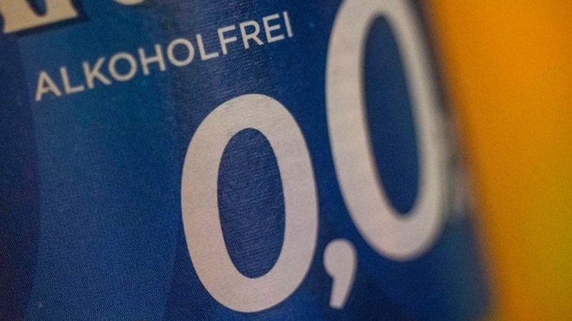 Alkoholfrei 0,0 steht auf dem Etikett einer Flasche. 