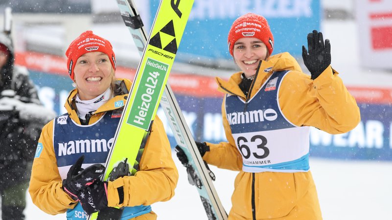 Die Skispringerinnen Katharina Schmid (links) und Selina Freitag | Bild: picture-alliance/dpa Die Skispringerinnen Katharina Schmid (links) und Selina Freitag