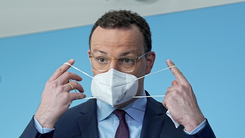 Bundesgesundheitsminister Jens Spahn beim Aufsetzen einer Maske.