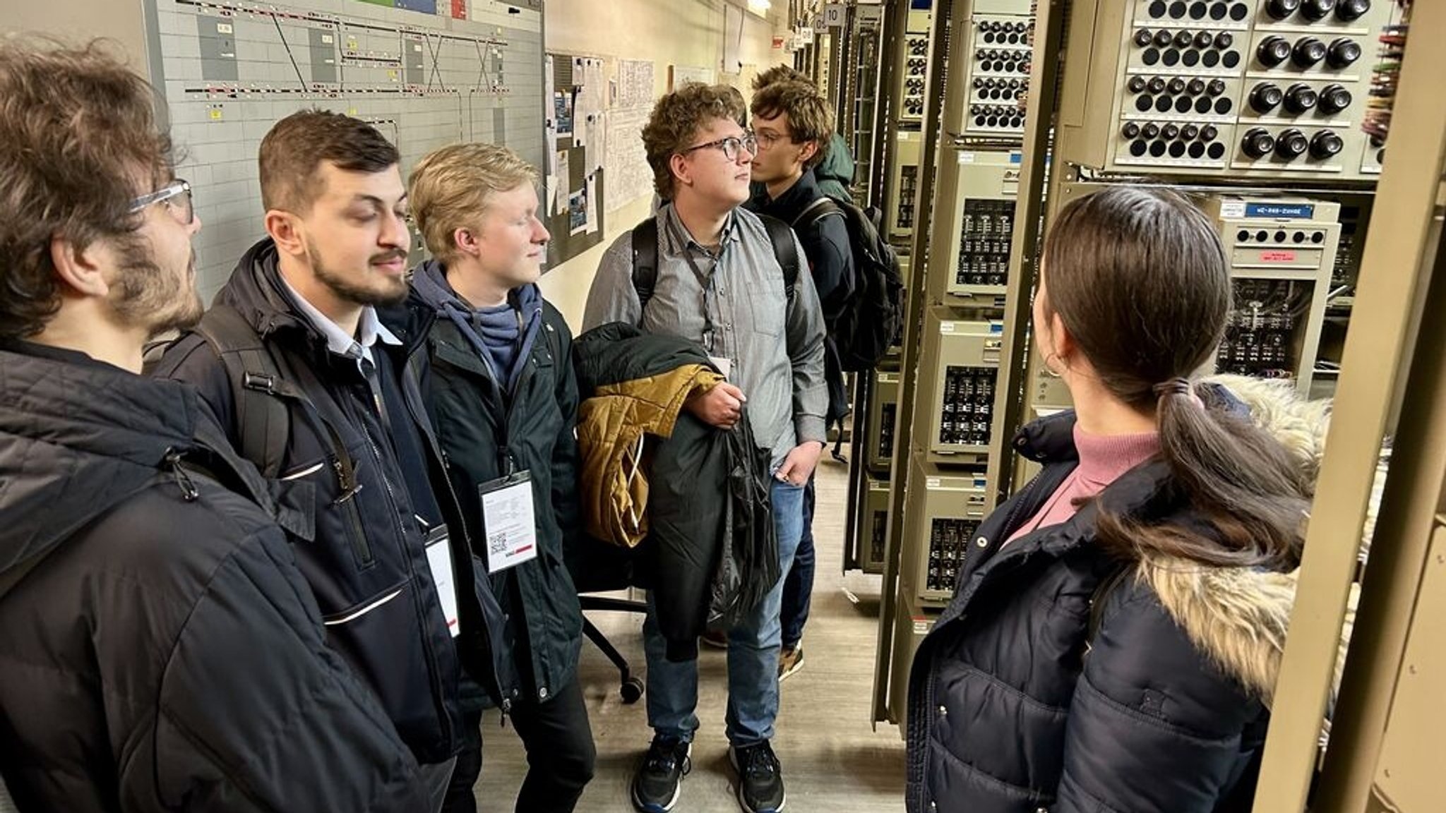 Besuchergruppe im Stellwerk der Nürnberger U-Bahn