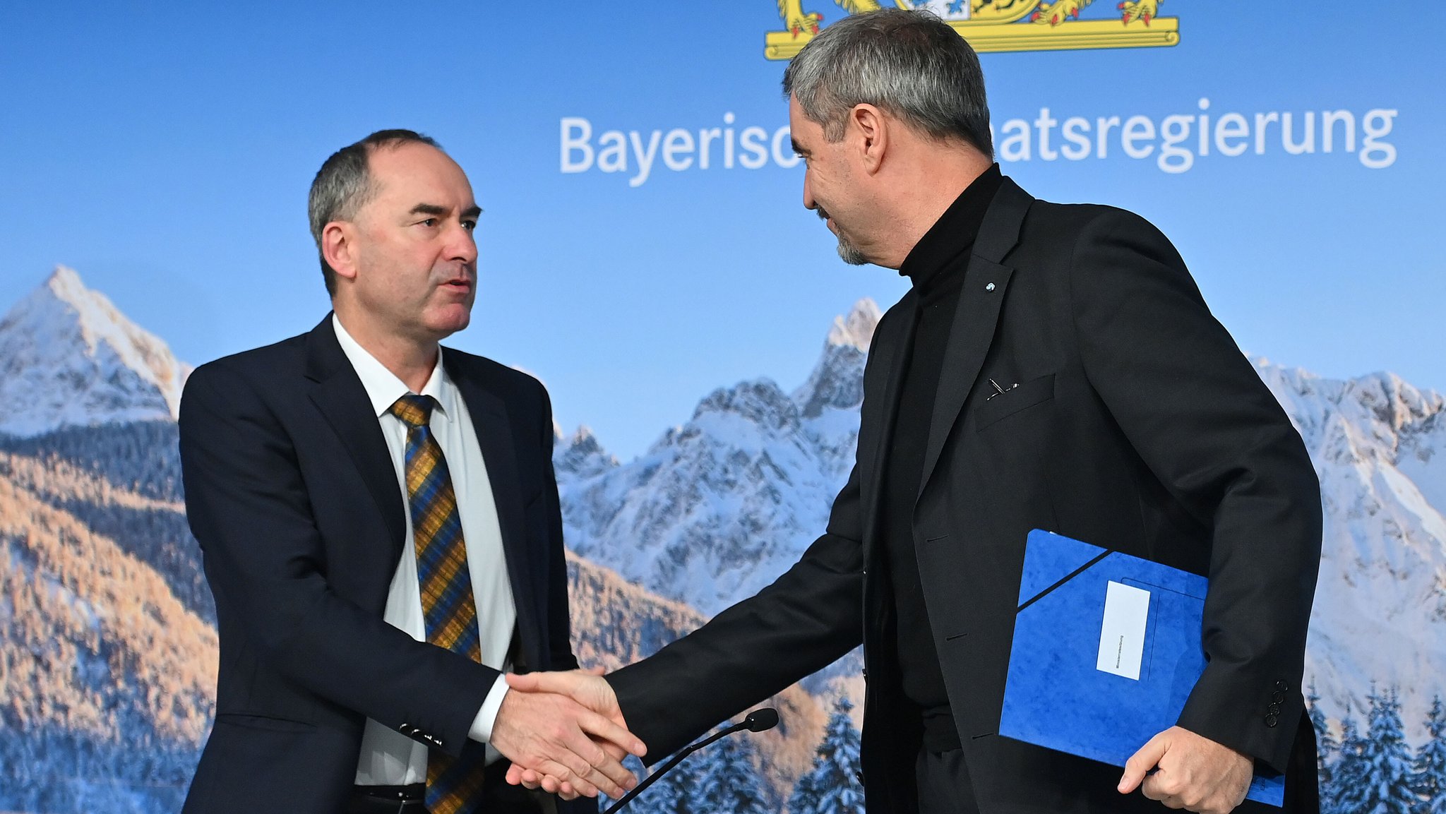 16.12.2025, Bayern, München: Hubert Aiwanger (Freie Wähler,l), bayerischer Wirtschaftsminister und Markus Söder (CSU), bayerischer Ministerpräsident sitzen gemeinsam bei einer Pressekonferenz. Foto: Karl-Josef Hildenbrand/dpa +++ dpa-Bildfunk +++ | Bild: dpa-Bildfunk/Karl-Josef Hildenbrand 16.12.2025, Bayern, München: Hubert Aiwanger (Freie Wähler,l), bayerischer Wirtschaftsminister und Markus Söder (CSU), bayerischer Ministerpräsident sitzen gemeinsam bei einer Pressekonferenz. Foto: Karl-Josef Hildenbrand/dpa +++ dpa-Bildfunk +++