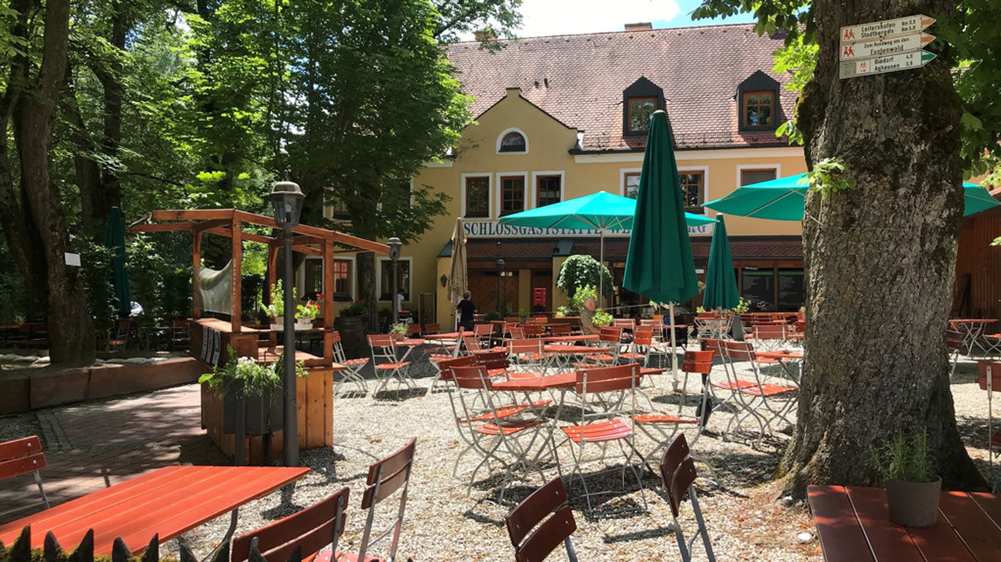 Ein leerer Biergarten in einer Gaststätte in Augsburg-Wellenburg (Symbolbild)