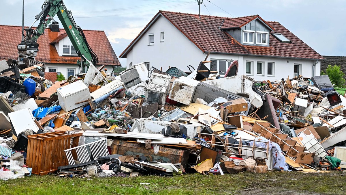 Auf einem provisorischen Müll-Abladeplatz in Babenhausen türmen sich durch die Fluten unbrauchbar gewordene Wohnungseinrichtungen. 