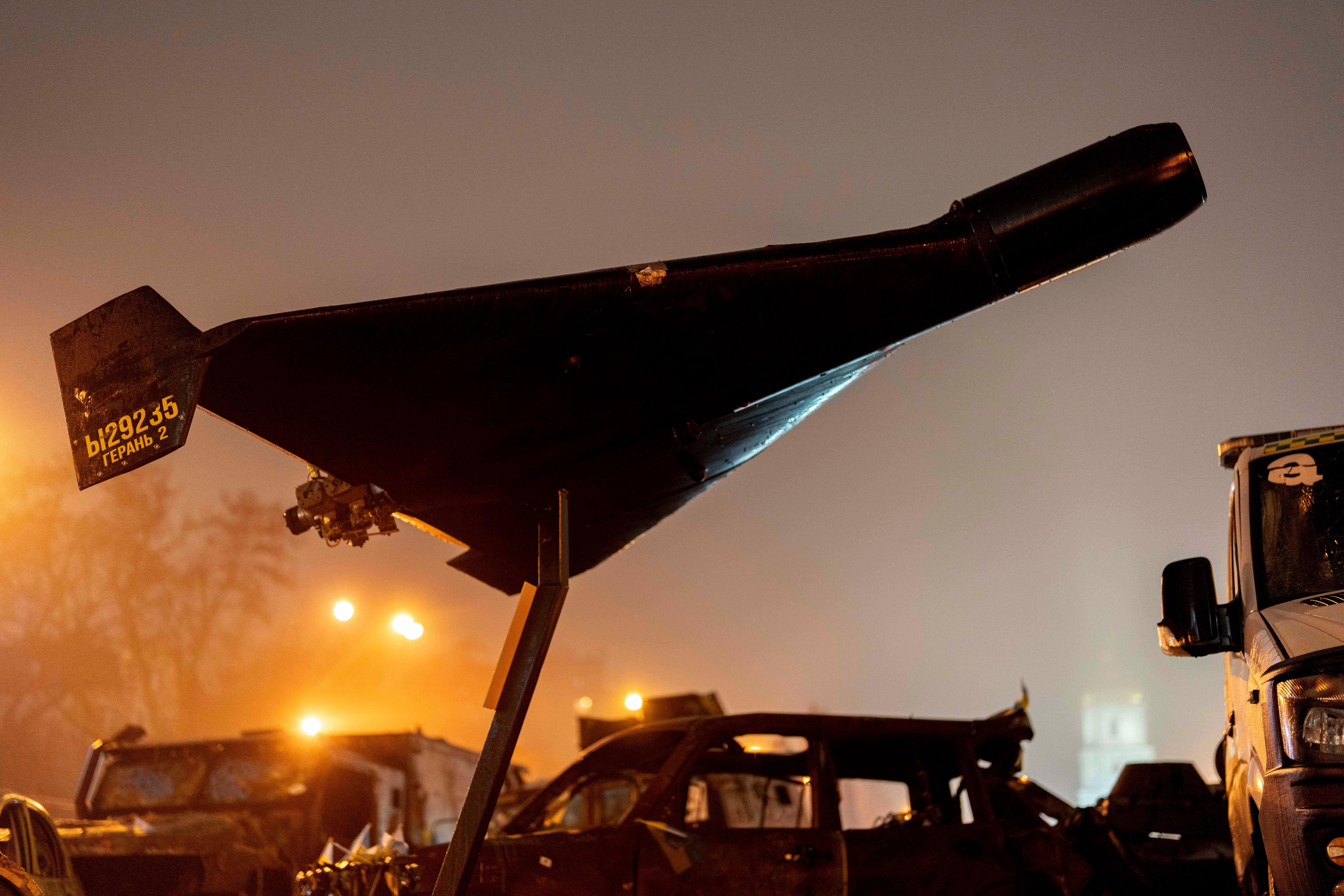 Eine ausgestellte russische Drohne in Kyiv