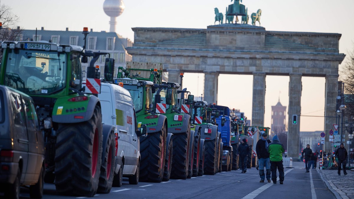 Berlin, 08.01.24: Zahlreiche Traktoren stehen bei einem Bauernprotest auf der Straße des 17. Juni vor dem Brandenburger Tor.