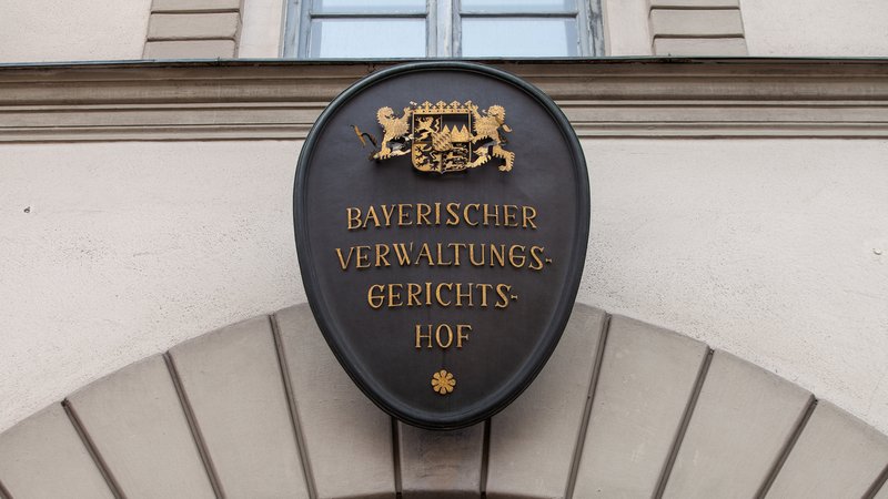 Eingang zum Bayerischen Verwaltungsgerichtshof.