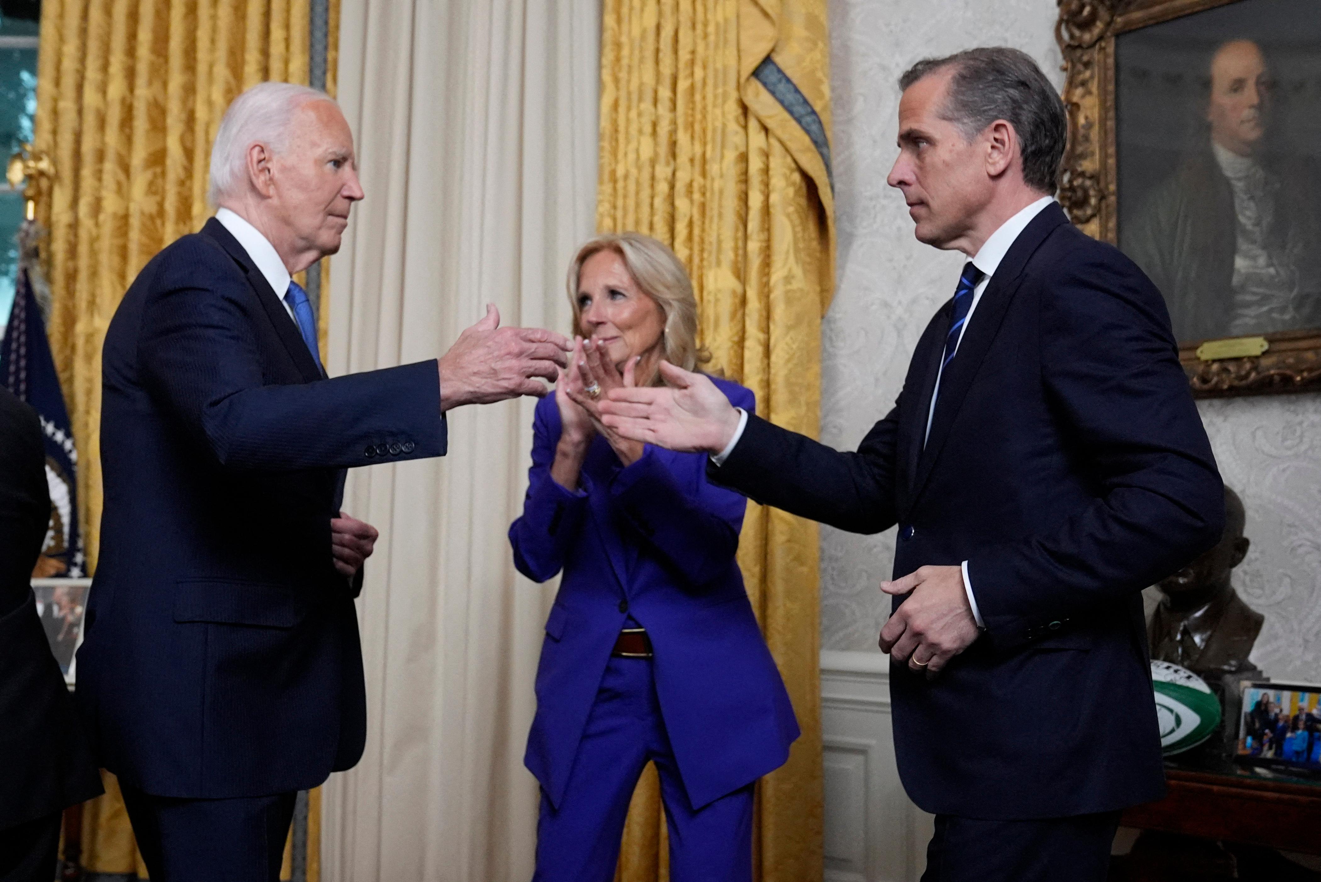 US-President Joe Biden reicht seinem Sohn Hunter Biden die Hand. Kurz vor Ende seiner Amtszeit hat er seinen Sohn begnadigt. 