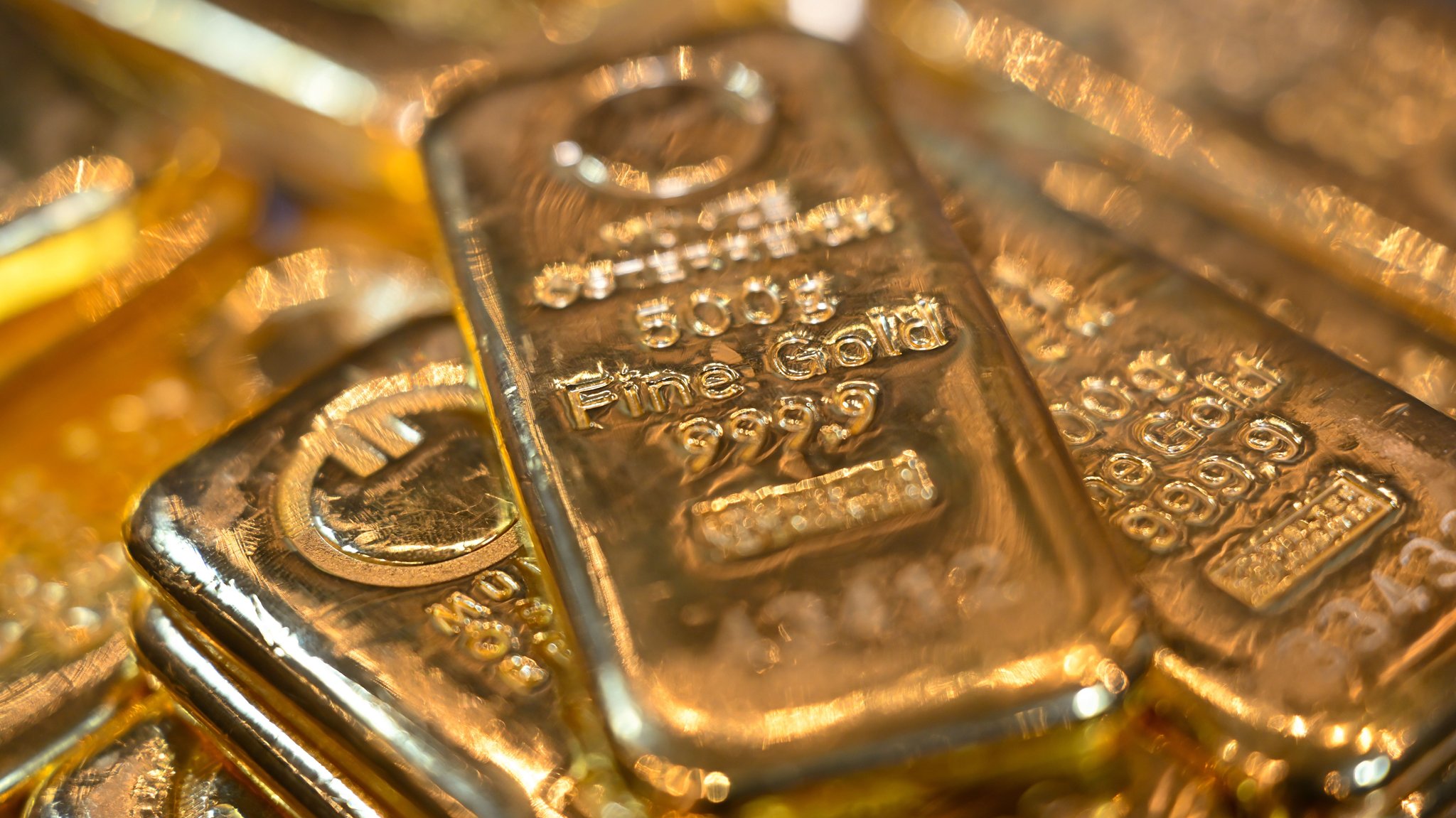 Mehrere Goldbarren liegen aufeinander. 