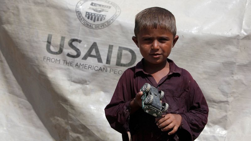 Archivbild: Junge in Pakistan, wo USAID Hochwasser-Hilfe geleistet hat | Bild: REUTERS/Akhtar Soomro Archivbild: Junge in Pakistan, wo USAID Hochwasser-Hilfe geleistet hat
