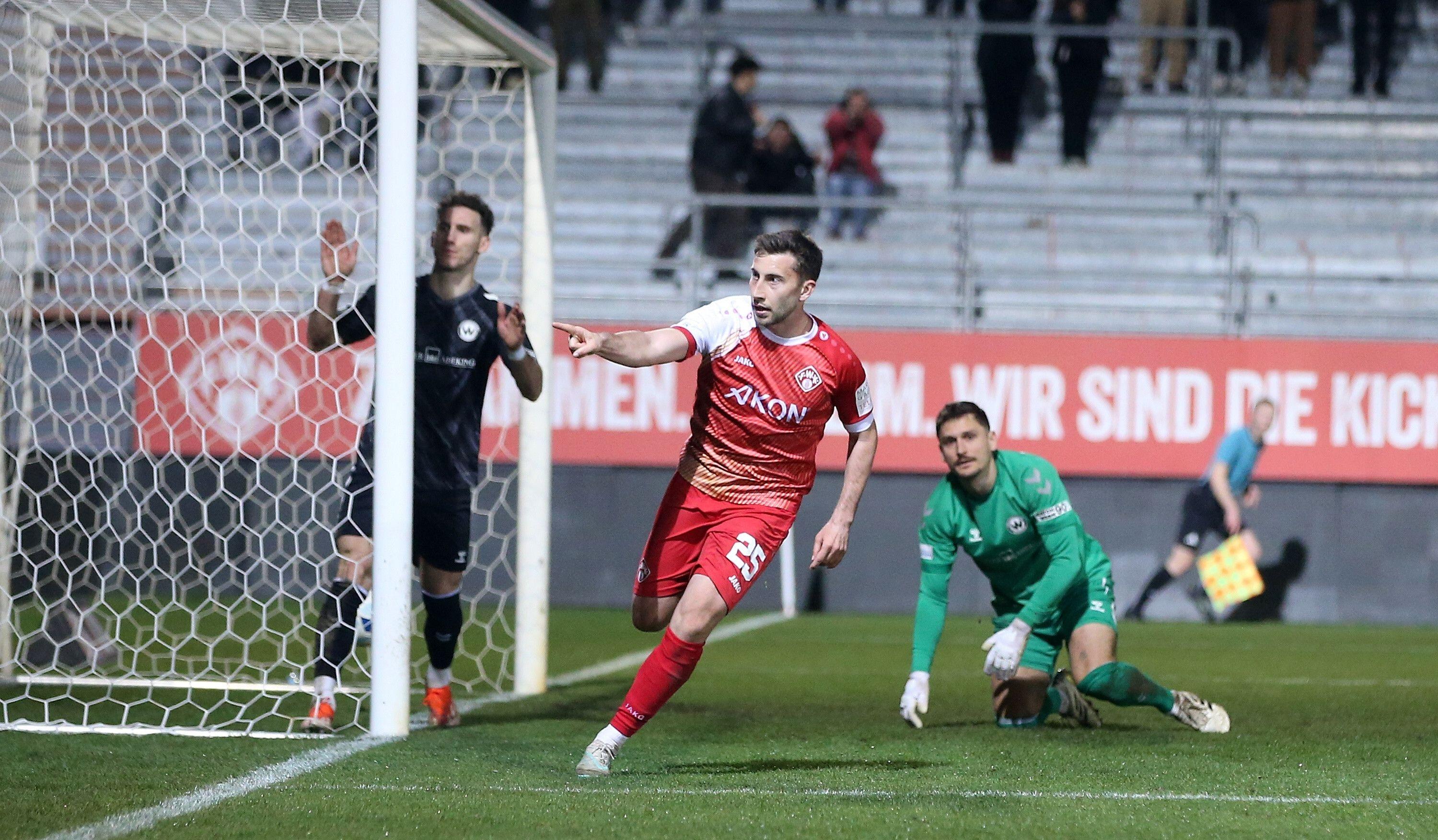 Torschütze Dominik Meisel (FC Würzburger Kickers) jubelt | Bild:picture-alliance/dpa