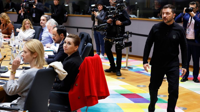 Der ukrainische Präsident Wolodymyr Selenskyj (r) trifft zu einer Sitzung im Rahmen eines EU-Gipfels in Brüssel ein. | Bild: dpa-Bildfunk/Geert Vanden Wijngaert Der ukrainische Präsident Wolodymyr Selenskyj (r) trifft zu einer Sitzung im Rahmen eines EU-Gipfels in Brüssel ein.