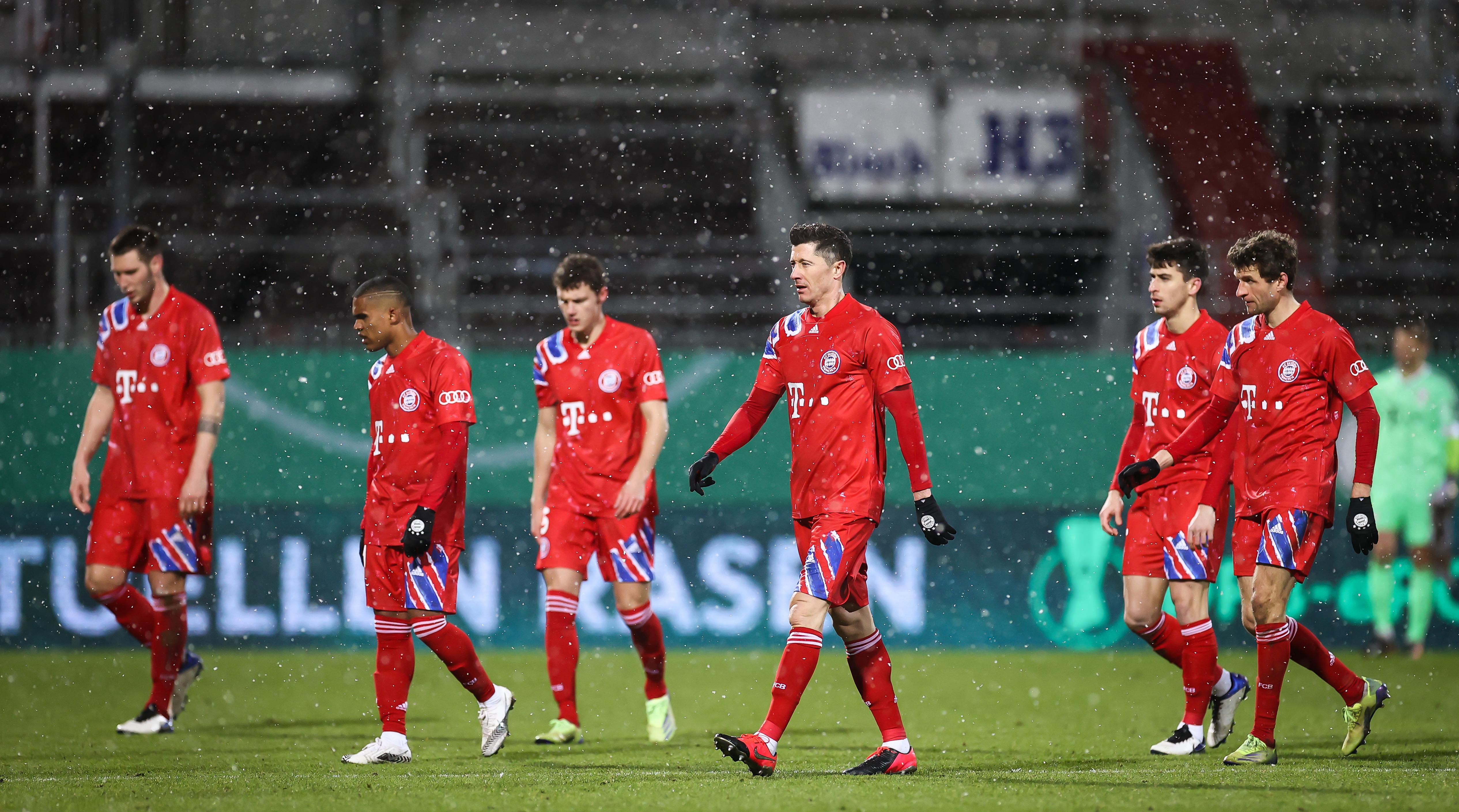 Enttäuschte FC-Bayern-Spieler nach dem Pokal-Aus bei Holstein Kiel am 13.1.2020