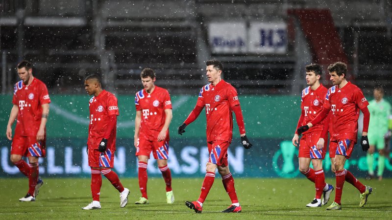 Enttäuschte FC-Bayern-Spieler nach dem Pokal-Aus bei Holstein Kiel am 13.1.2020 | Bild: picture-alliance/dpa Enttäuschte FC-Bayern-Spieler nach dem Pokal-Aus bei Holstein Kiel am 13.1.2020