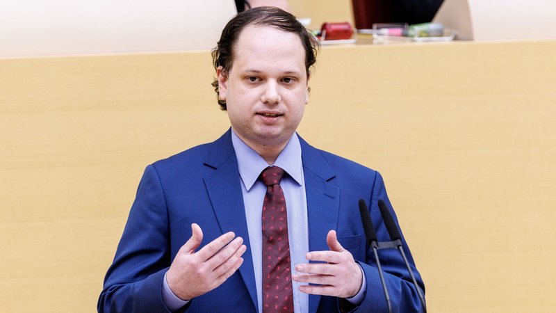 Rene Dierkes am Rednerpult des bayerischen Landtags | Bild: dpa-Bildfunk/Matthias Balk Rene Dierkes am Rednerpult des bayerischen Landtags