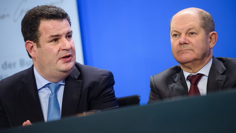 Arbeitsminister Hubertus Heil und Finanzminister Olaf Scholz (beide SPD) haben die Testpflicht für Unternehmen verteidigt.