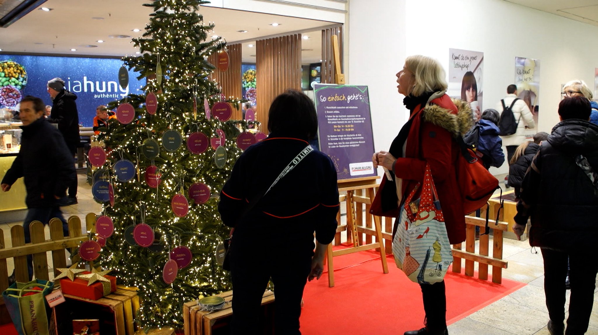 400 Geschenke: Wie ein Baum voller Wünsche Freude schenkt