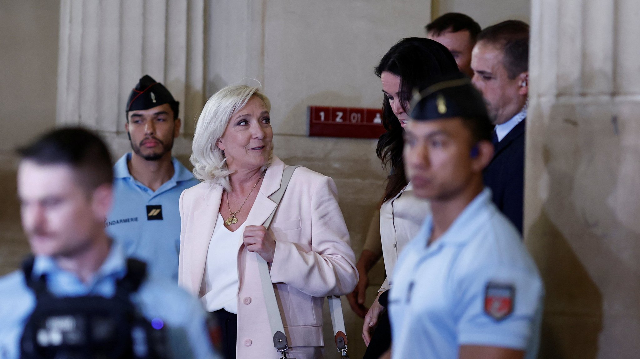 Le Pen darf bei Präsidentschaftswahl antreten – mit Fußfessel