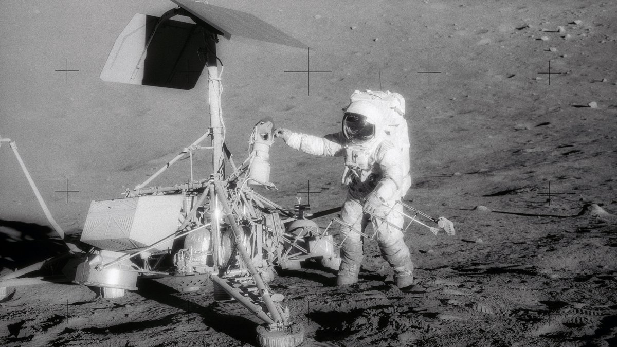 Die Aufnahme zeigt eine Fotografie des Astronauten Charles Conrad auf dem Mond neben der Surveyor 3 Mondsonde