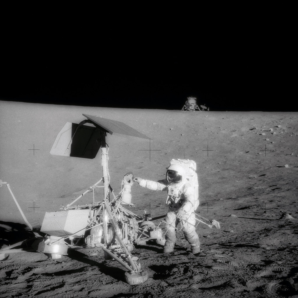 Die Aufnahme zeigt eine Fotografie des Astronauten Charles Conrad auf dem Mond neben der Surveyor 3 Mondsonde