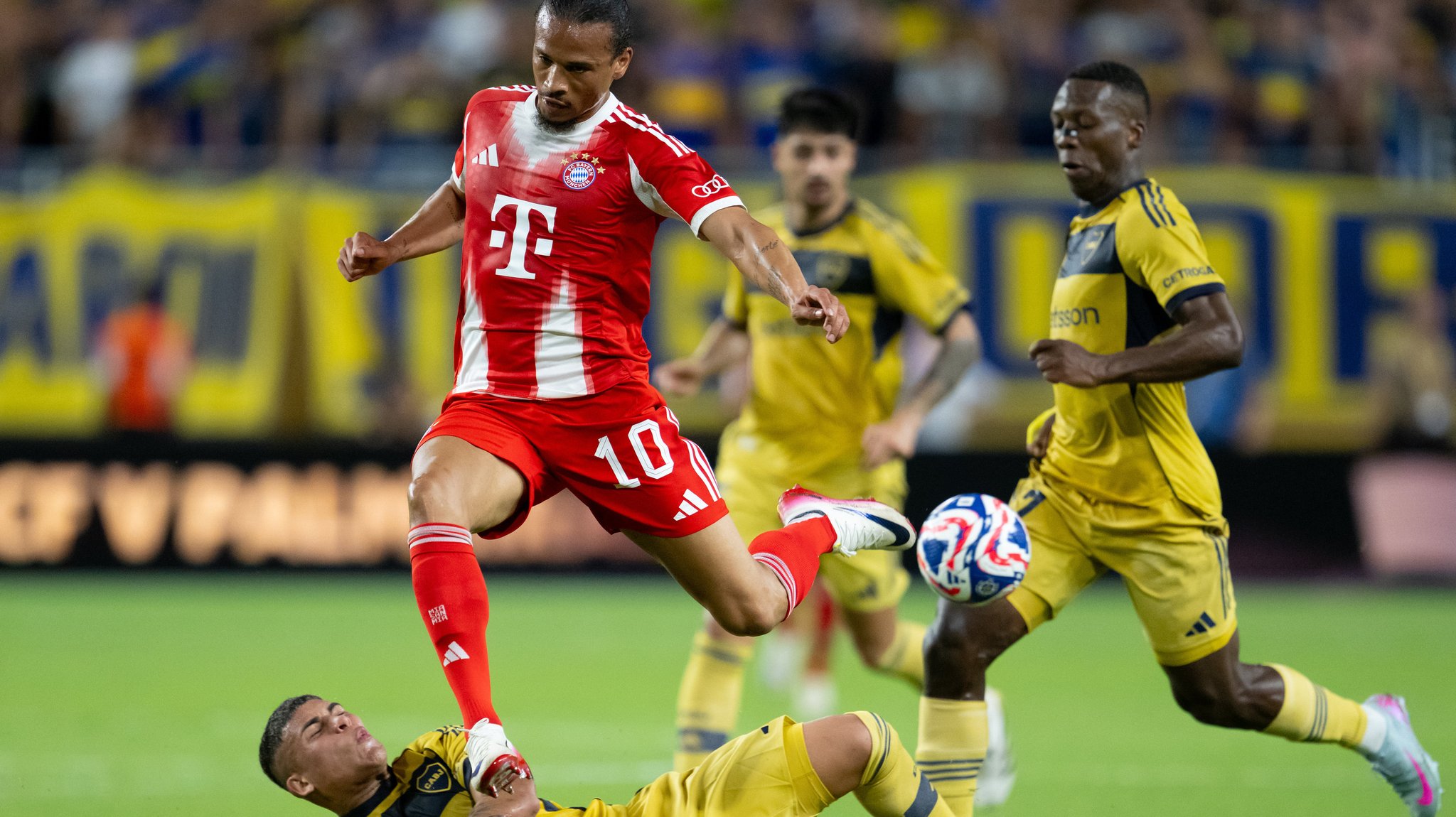 20.06.2025, USA, Miami Gardens: Fußball: Club-WM, Bayern München - Boca Juniors, Vorrunde, Gruppe C, 2. Spieltag im Hard Rock Stadium. Leroy Sane von München und Ayrton Costa von Boca Juniors kämpfen um den Ball. Foto: Sven Hoppe/dpa +++ dpa-Bildfunk +++