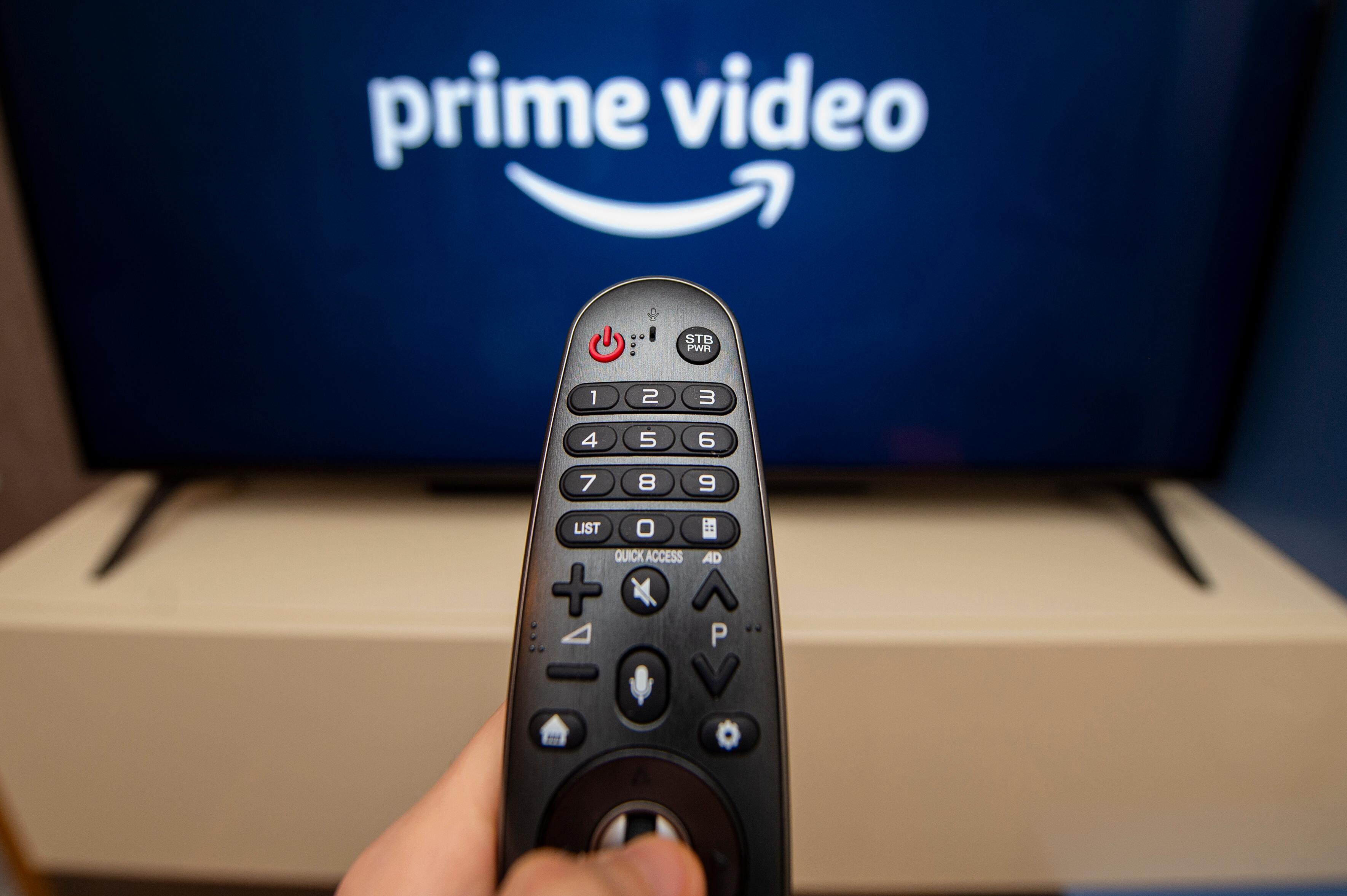 Eine Fernbedienung zielt auf einen Fernseher, auf dem gerade Amazon Prime Video startet.