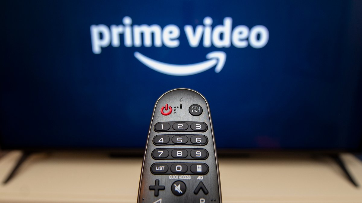 Eine Fernbedienung zielt auf einen Fernseher, auf dem gerade Amazon Prime Video startet.
