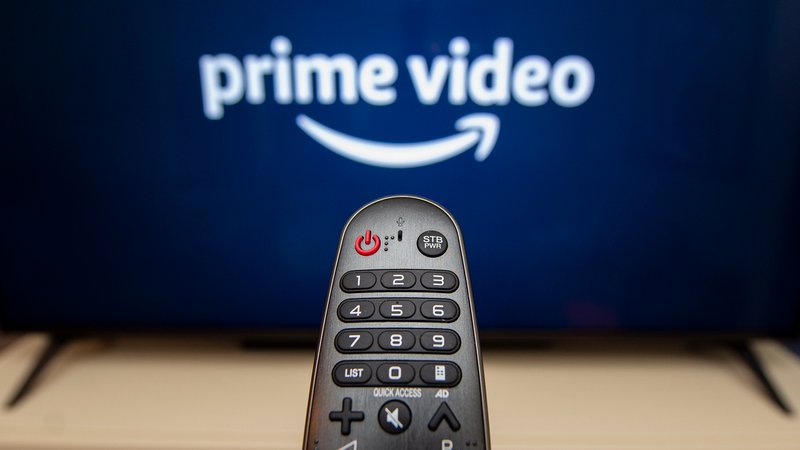 Eine Fernbedienung zielt auf einen Fernseher, auf dem gerade Amazon Prime Video startet. | Bild: pa/Wedel/Kirchner-Media Eine Fernbedienung zielt auf einen Fernseher, auf dem gerade Amazon Prime Video startet.