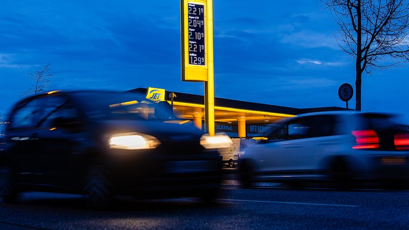 Tankstelle an einer Straße | Bild: picture alliance / Rainer Keuenhof | Rainer Keuenhof Tankstelle an einer Straße