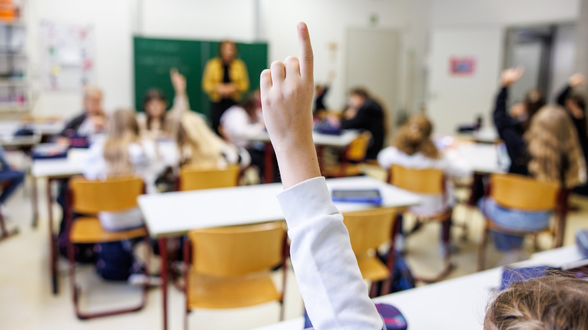 Die PISA-Studie 2026 zeigte deutlich: Ein Hauptproblem im deutschen Bildungssystem ist die Masse an Unterrichtsstoff, die die Lehrpläne vorgeben. Ein Blick in andere Länder, in denen das Bildungssystem deutlich besser ist, zeigt: Weniger ist mehr, heißt: Weniger Stoff und diesen fundiert unterrichten.  Wie das im föderalen Bildungssystem Deutschland mit den mehreren Hundert Lehrplänen umzusetzen ist, dazu gibt es Vorschläge aus der Wissenschaft.