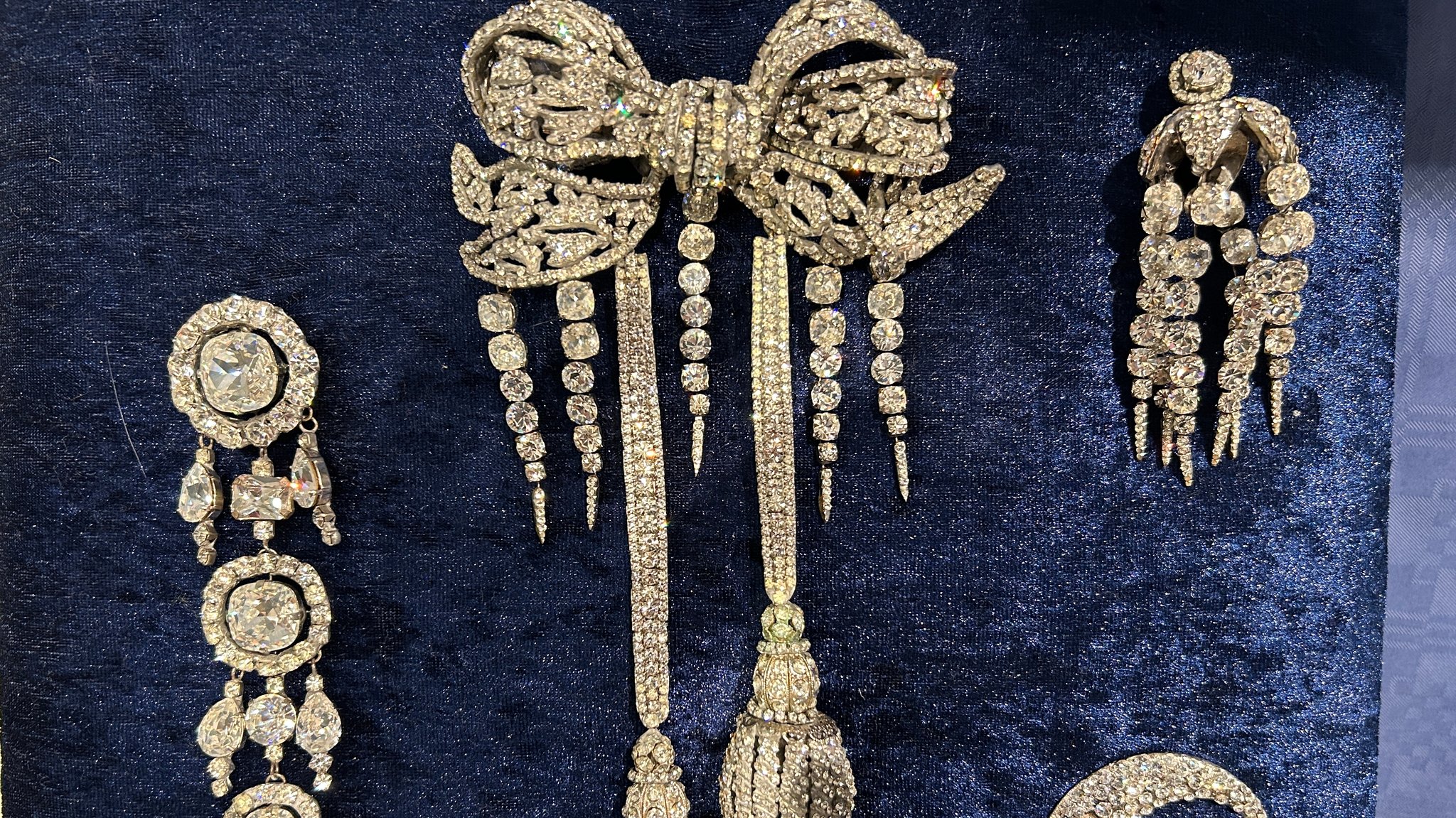 Diamantenbesetzten Miederschleife der französischen Kaiserin Eugénie, deren Original im Louvre gestohlen wurde. | Bild: BR/Christoph Röder Diamantenbesetzten Miederschleife der französischen Kaiserin Eugénie, deren Original im Louvre gestohlen wurde.