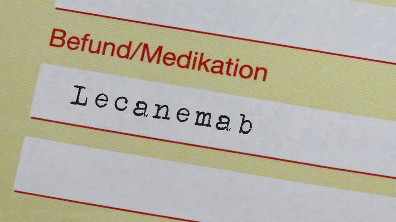 Ein Arztrezept für das Alzheimer-Medikament Lecanemab | Bild: picture alliance / ZB | Sascha Steinach Ein Arztrezept für das Alzheimer-Medikament Lecanemab