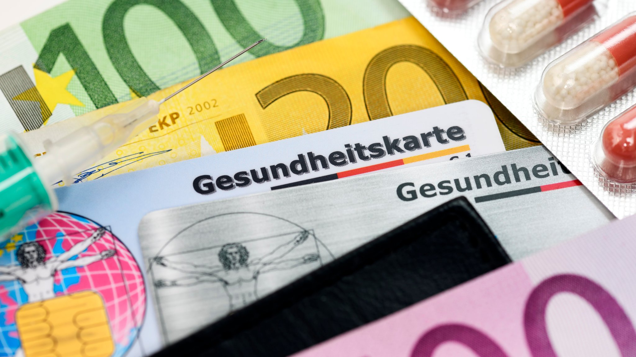 Den gesetzlichen Krankenkassen fehlen 2023 zu 25 Milliarden Euro – noch ist unklar, inwiefern der Bund in die Bresche springt.