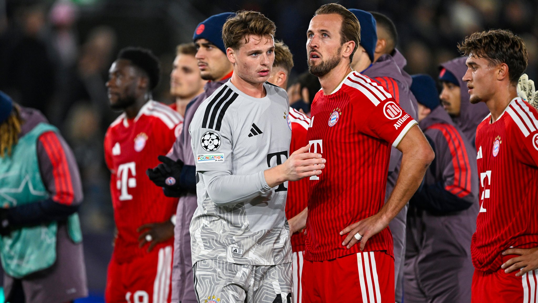 Jonas Urbig mit Harry Kane