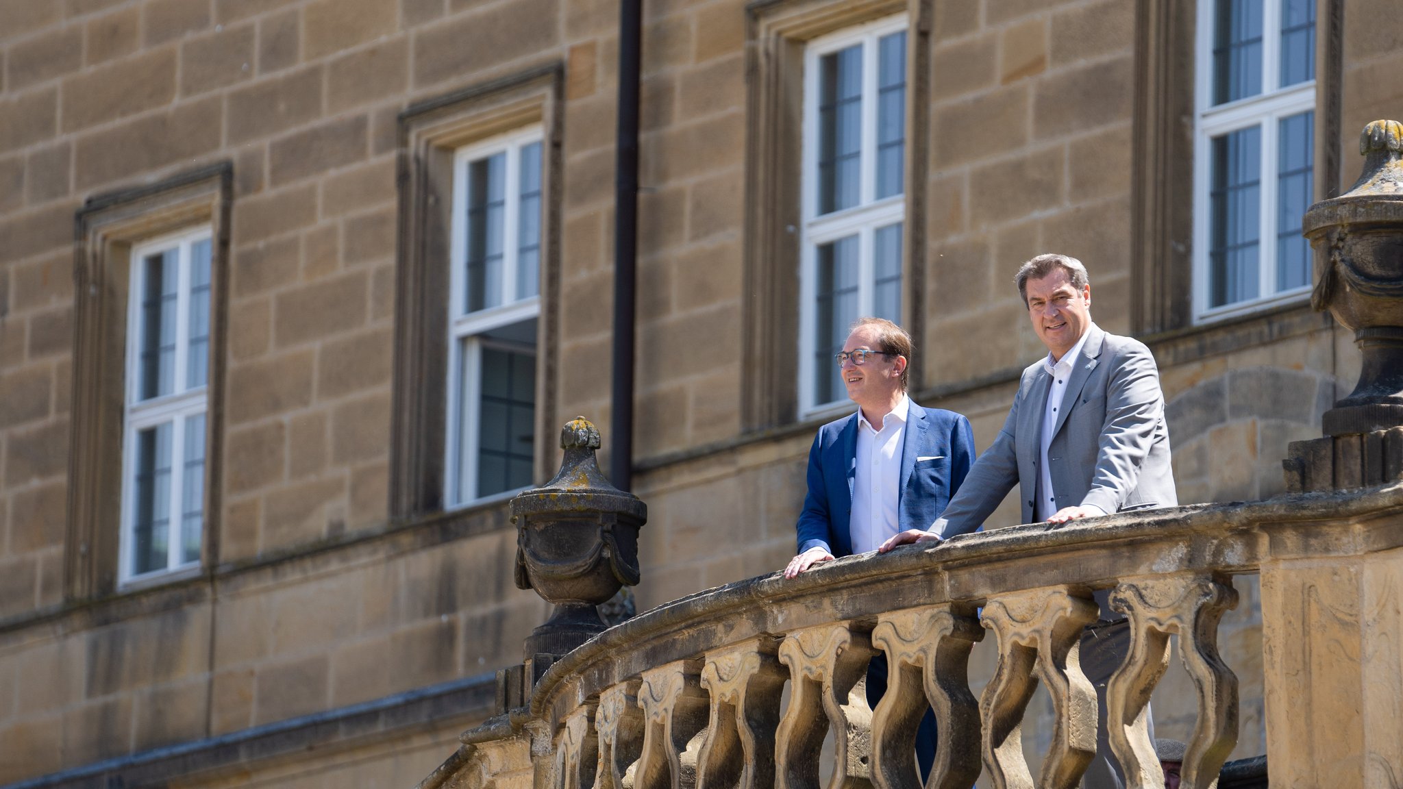 20.07.22: CSU-Landesgruppenchef Dobrindt (l.) und Parteichef Söder (r.) blicken vor dem Klostergebäude in Banz in die Ferne bzw. in die Kamera.