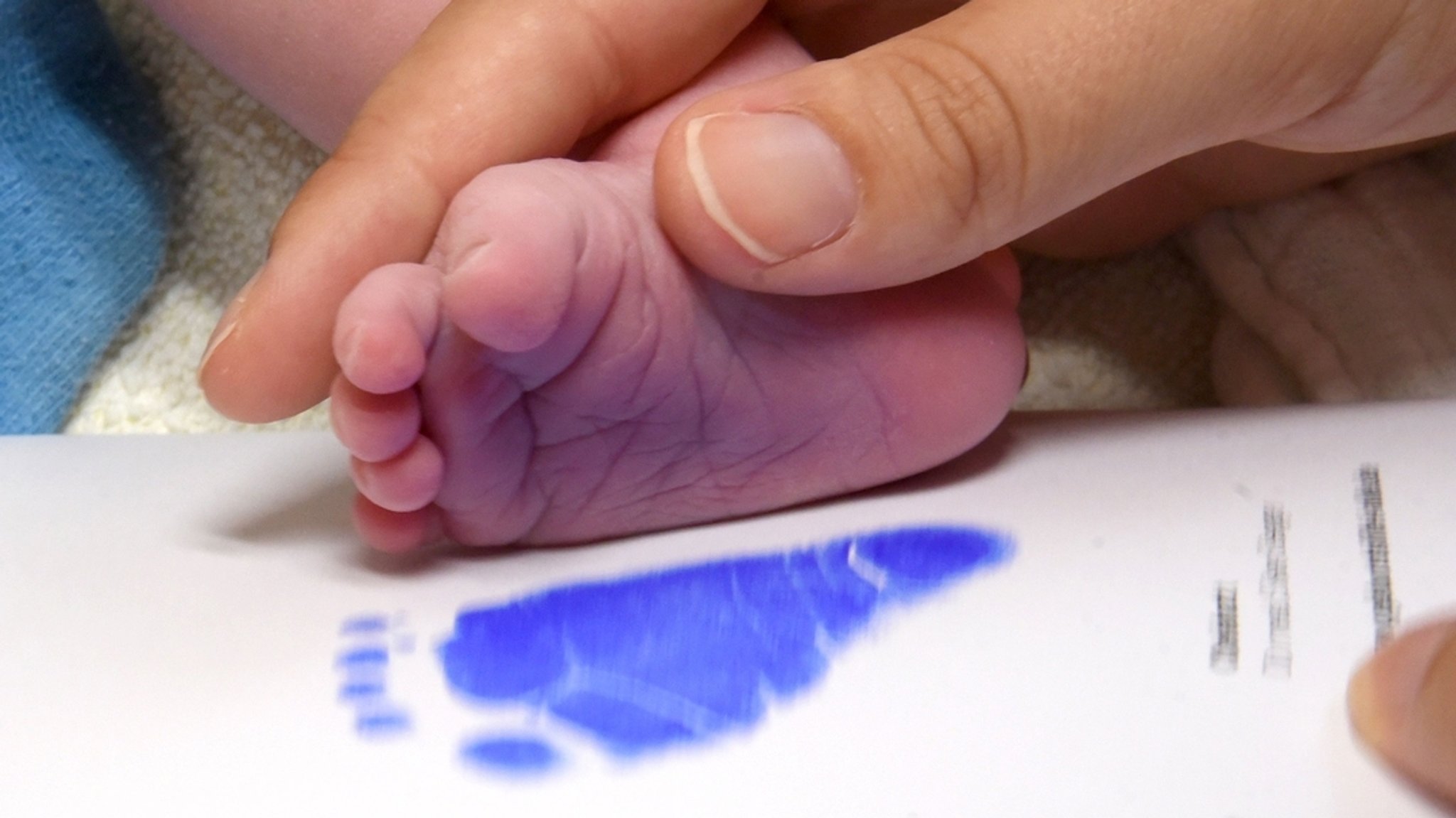 (Symbolbild) In einer Geburtsklinik wird vom Füßchen eines Babys für die Eltern ein Fußabdruck angefertigt. | Bild: dpa-Bildfunk/Waltraud Grubitzsch (Symbolbild) In einer Geburtsklinik wird vom Füßchen eines Babys für die Eltern ein Fußabdruck angefertigt.